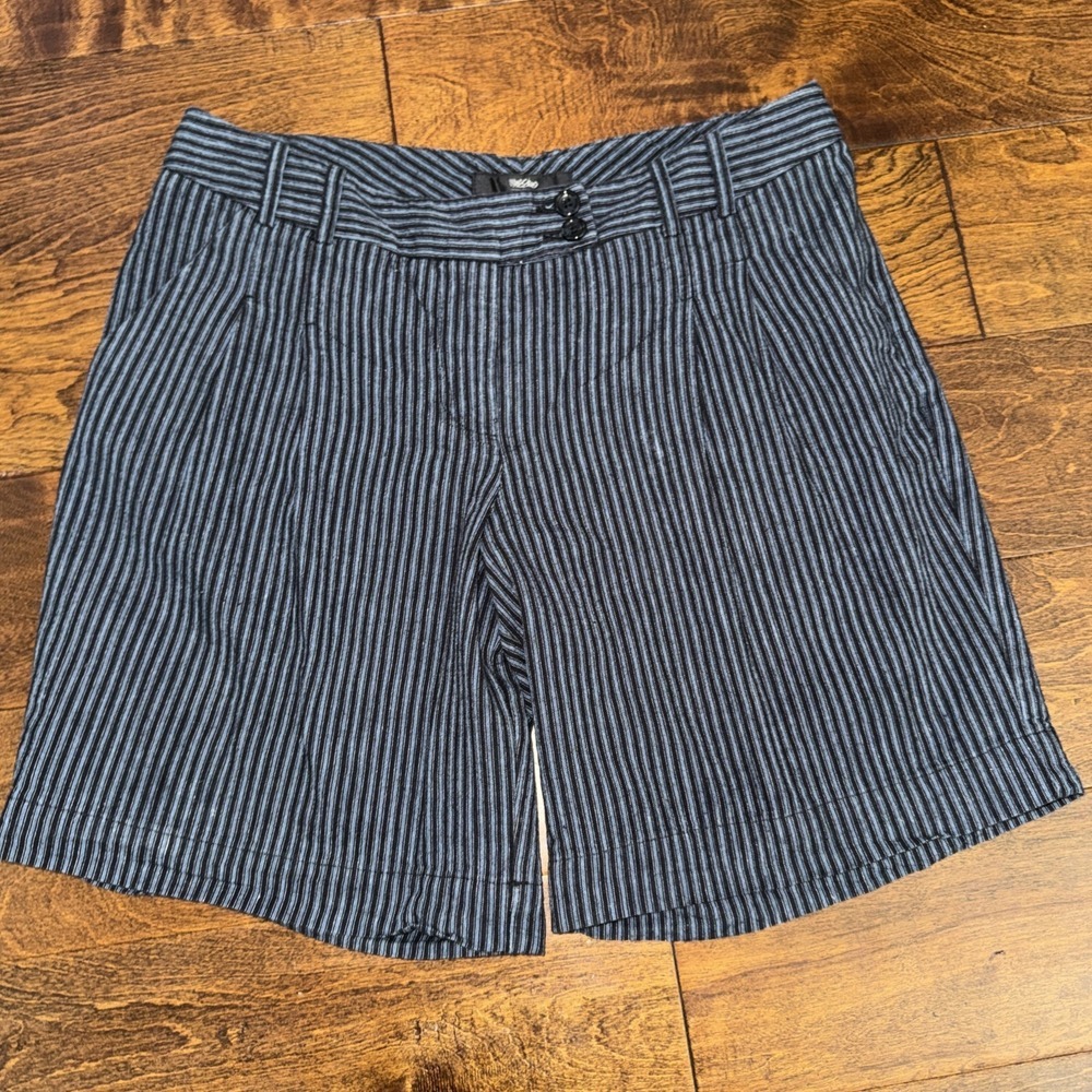 Mossimo Women's Navy Blue and Black Vertical Striped Linen Blend Shorts Size 4